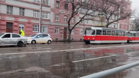 Na Vajnorskej sa zrazila električka s osobným autom, premávku linky 4 obmedzili