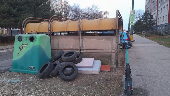 Obyvateľom na Farského niekto vytvoril pri kontajneroch čiernu skládku. Čo s tým môžu urobiť?