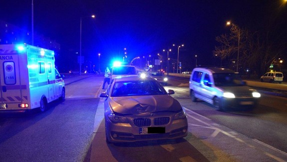 FOTO: 60-ročný chodec v Petržalke prechádzal cez cestu mimo priechodu pre chodcov a doplatil na to - zrazilo ho BMW!