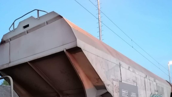 Lezenie po vlaku sa skončilo nešťastím, mladíkov zasiahol elektrický prúd