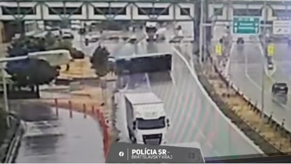 Nehoda kamióna: Na D2 pri priechode s Maďarskom sa prevrátil kamión