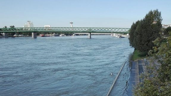 FOTO: Hladina Dunaja stúpla za deň o takmer dva metre - chodník pri Eurovei už zaliala voda