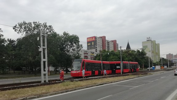 FOTO: Do Karlovej Vsi znova nejazdia električky, na Molecovej sa opäť jedna vykoľajila