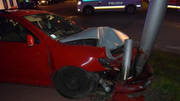 Taxík aj so zákazníkmi po náraze takmer zbúral stĺp pred Vajnorami