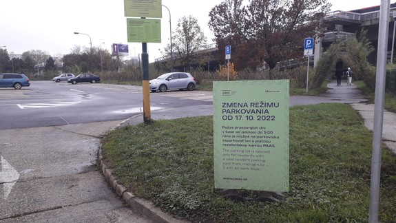 Nový režim na záchytných parkoviskách v Petržalke: Kto a kedy zaparkuje bezplatne?