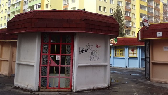 Predajné stánky z Karlovej Vsi postupne vymiznú