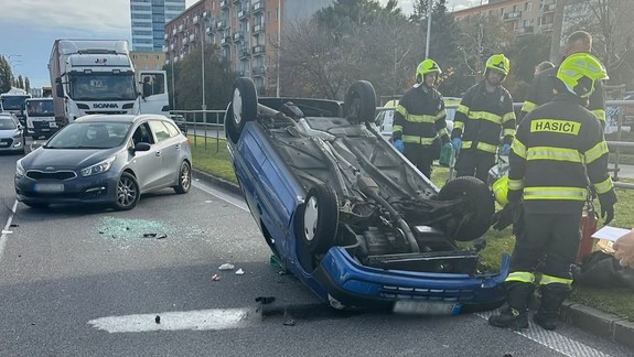 Nehoda na Bajkalskej: Citroën skončil po zrážke s vozidlom taxislužby na streche