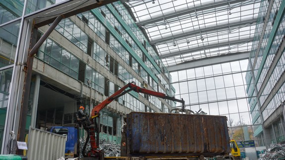 FOTO: Business Centrum Apollo 1 už búrajú