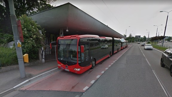 Agresívny muž v uliciach: Ľudí najskôr napádal na zastávke MHD, následne aj v autobuse