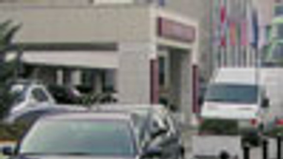 Stĺpiky na zastávke osadili, parkovaniu nezabránili