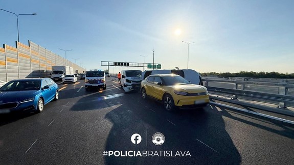 Na D1 v smere do Bratislavy sa zrazili štyri autá