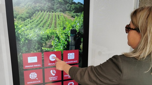 FOTO:  Rača má novú mobilnú aplikáciu aj elektronickú informačnú tabuľu