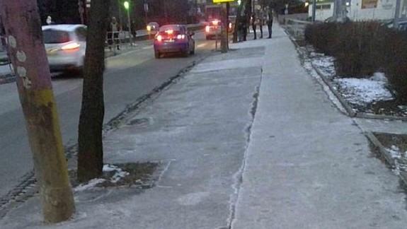 Je posyp chodníkov soľou legálny?