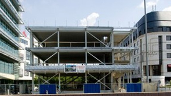 Zelenú kocku nad podchodom chcú dokončiť do leta