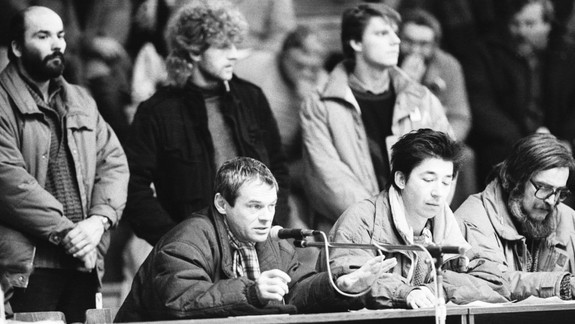 Výročie: V piatok uplynie 35 rokov  od zrušenia mocenského monopolu komunistickej strany v Československu