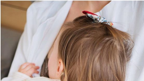 V Bratislavskom kraji je najviac dojčených detí: Aký názor na to majú známe Bratislavčanky?