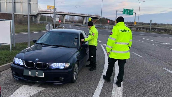 Dostal pokutu 800 eur. Poliak sa rútil rýchlosťou cez 200km/h