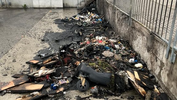 Podpaľač v akcii: Pri požiari v Biskupiciach zhorelo päť veľkých plastových kontajnerov