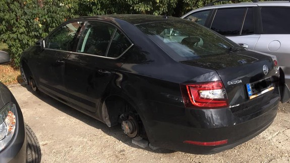 Manželia volali dvakrát na políciu, ale tá krádeži kolies z auta nezabránila!