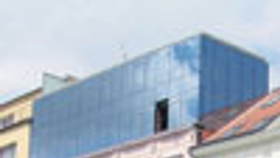 Problémová nadstavba hyzdí námestie