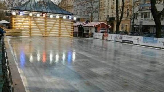 Na Hviezdoslavovom námestí môžete oddnes využívať klzisko