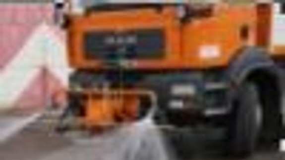 V Novom Meste kropia cesty vodou