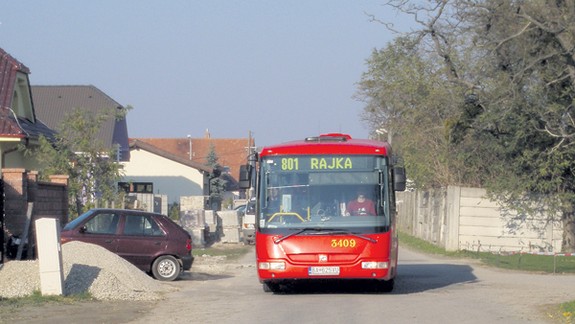 Autobusy jazdia po nebezpečnej ceste