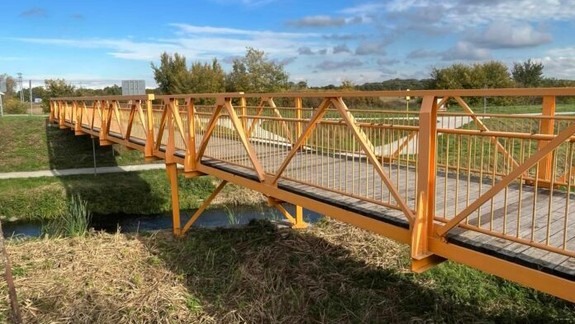 Začína sa prekládka cyklolávky ponad Šúrsky kanál. Spojí Vajnory s cyklotrasou Jurava