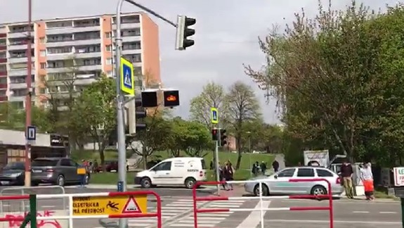 Aby vás nezrazila električka. Chodcov má chrániť nová signalizácia