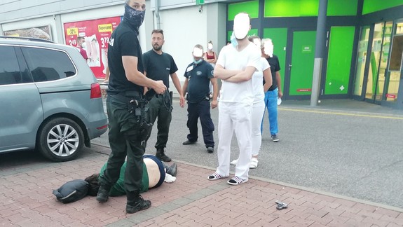 FOTO a VIDEO: Ozbrojený muž v Karlovej Vsi prepadol lekáreň, strhol sa súboj s personálom