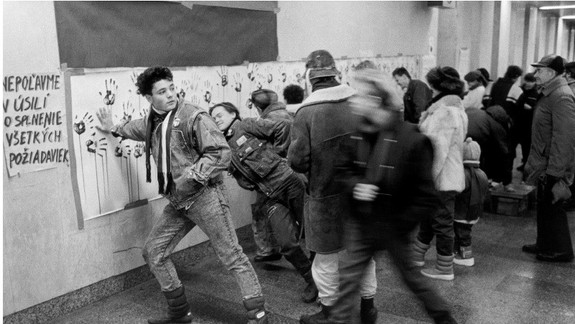 Výstava v Pálffyho paláci pripomína vznik fotografie aj prelomový November 1989