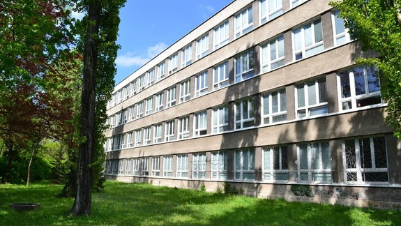 Areál Gymnázia I. Horvátha čaká rekonštrukcia,  župa už zháňa zhotoviteľa