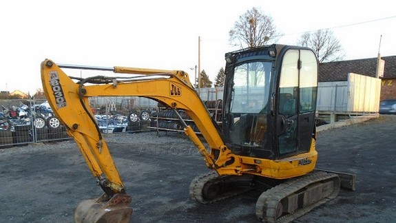 Neznámy páchateľ ukradol zo stavby medené káble a zobral si aj bager!