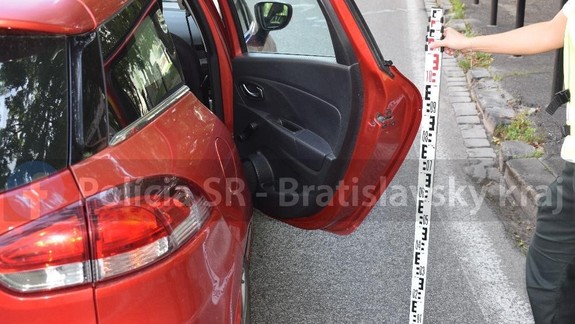 Nepozornosť spolujazdca: Otvoril dvere na aute a narazil do prechádzajúceho cyklistu, ktorý sa ťažko zranil