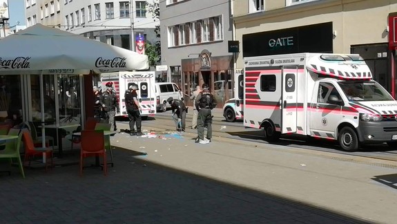 VIDEO a FOTO Dráma na Obchodnej: Policajti strieľali na ulici plnej ľudí, muž s nožom klesol k zemi