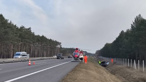 Nehoda na diaľnici D2: Auto sa prevrátilo a skončilo mimo vozovky
