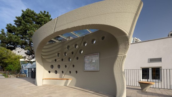 Všimli ste si ju? Na Harmincovej pribudla zastávka MHD vytvorená pomocou 3D tlače