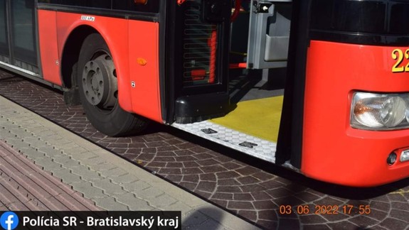 Útok v MHD: Muž bil v autobuse svoju známu, v bitke pokračoval aj na zastávke MHD