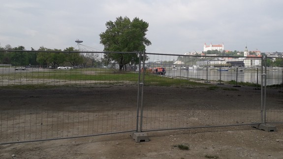 Najväčšie bezplatné parkovisko v Bratislave je stále uzavreté. Aký ho čaká osud?