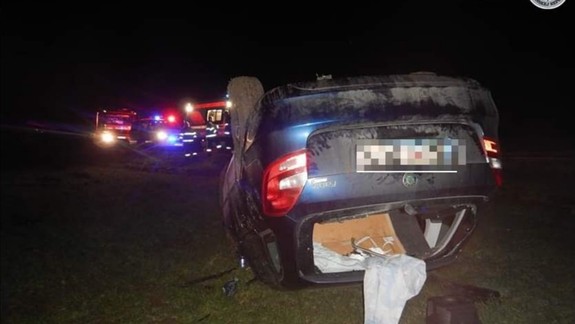 Tragická nehoda: Vodič vyletel zo zákruty, následne sa niekoľkokrát prevrátil