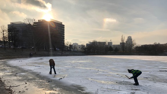 FOTO Zamrznutý Štrkovec už prilákal prvých odvážlivcov: Trúfli by ste si naň vkročiť aj vy?