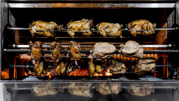 Nová zážitková reštaurácia v Bratislave: gril so živým ohňom v 118-ročnej pivnici