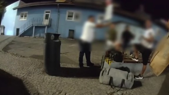 VIDEO Vynašiel sa: Policajtov požiadal, aby ho dali do basy. Keď odmietli, jedného udrel päsťou do tváre
