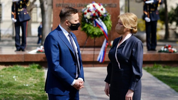 FOTO Výročie oslobodenia Bratislavy: Zuzana Čaputová položila vence spoločne s Matúšom Vallom