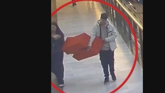 Tínedžeri si pekne zavarili. Polícia hľadá zlodejov písmena N