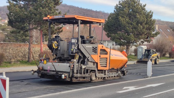 V Karlovej Vsi sa má realizovať vodorovné dopravné značenie