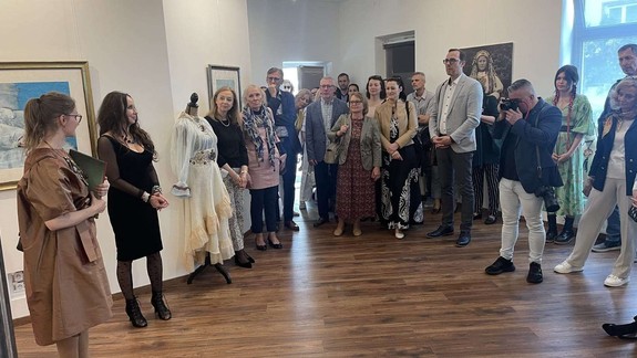 Krásna oslava ľudovej piesne: V galérii KUW spojili predstavenie novej knihy s výstavou i hudbou