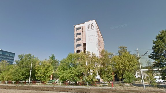 FOTO: Obavy Račanov sa naplnili - z kancelárskej budovy AB kozmetika má byť ubytovňa