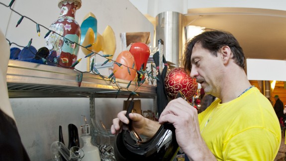 Na Vianočnom bazári chalaňov vyzbierali 22.500 eur. Latinák predával vlastnoručne vyrobené vázy