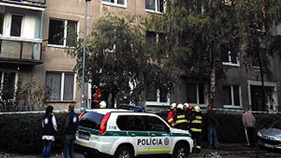 Stav ženy, ktorá vyskočila z 5. poschodia, je kritický